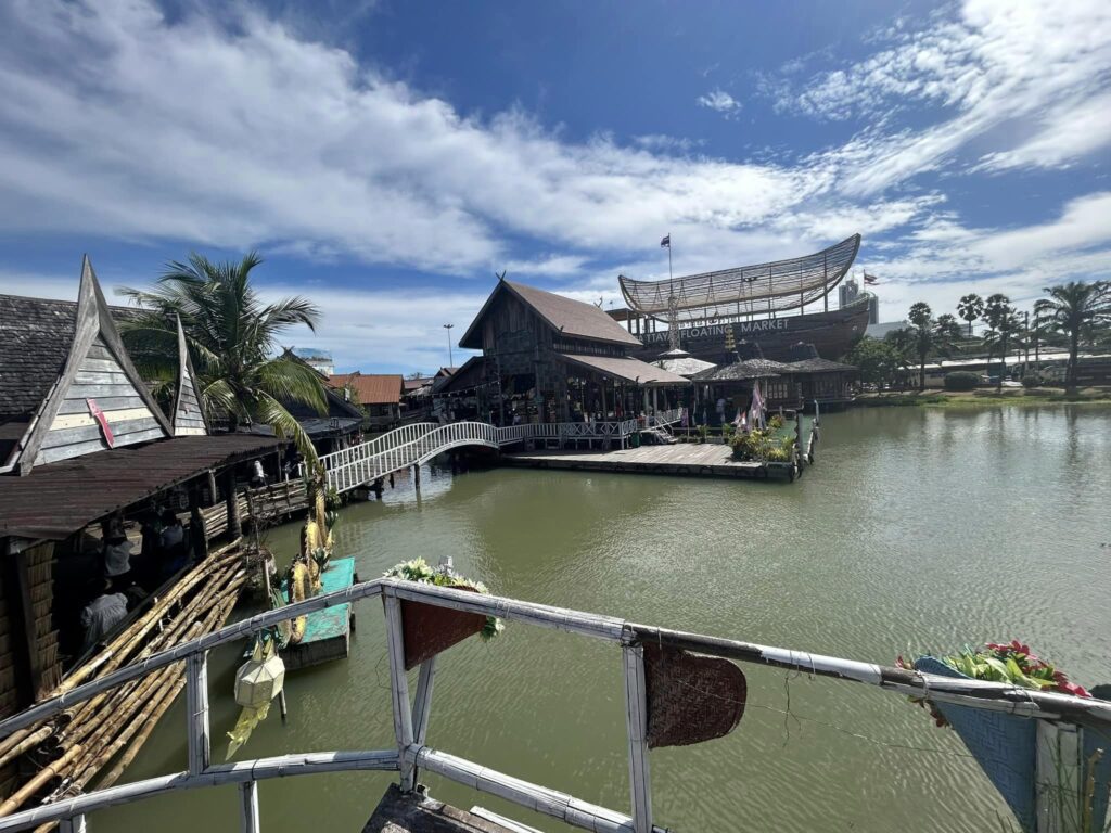 Pattaya Floating Market | Travel Guide